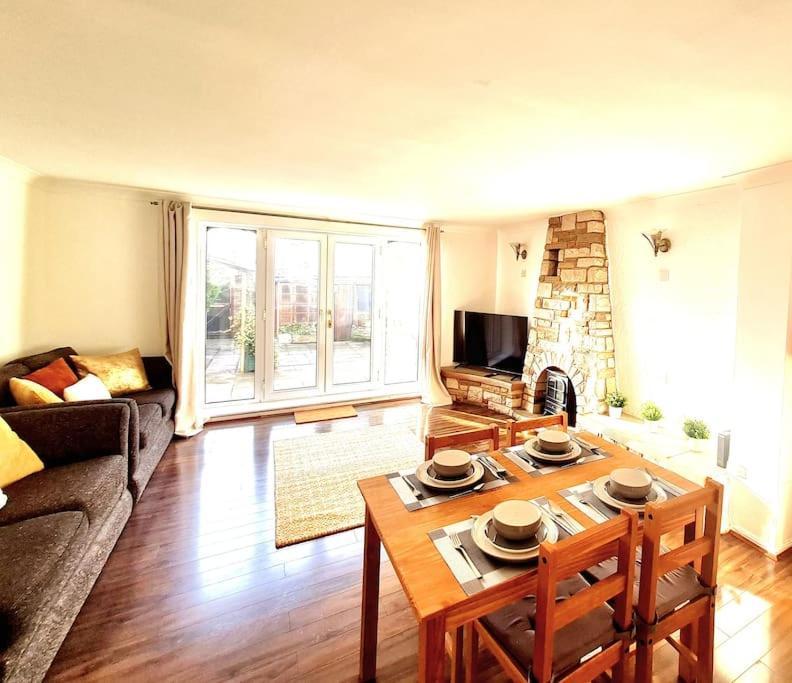 Cosy Luxurious 3 Bedroom House, Free Parking, Free Wifi, Private Garden, Free Netflix Havering Exterior photo